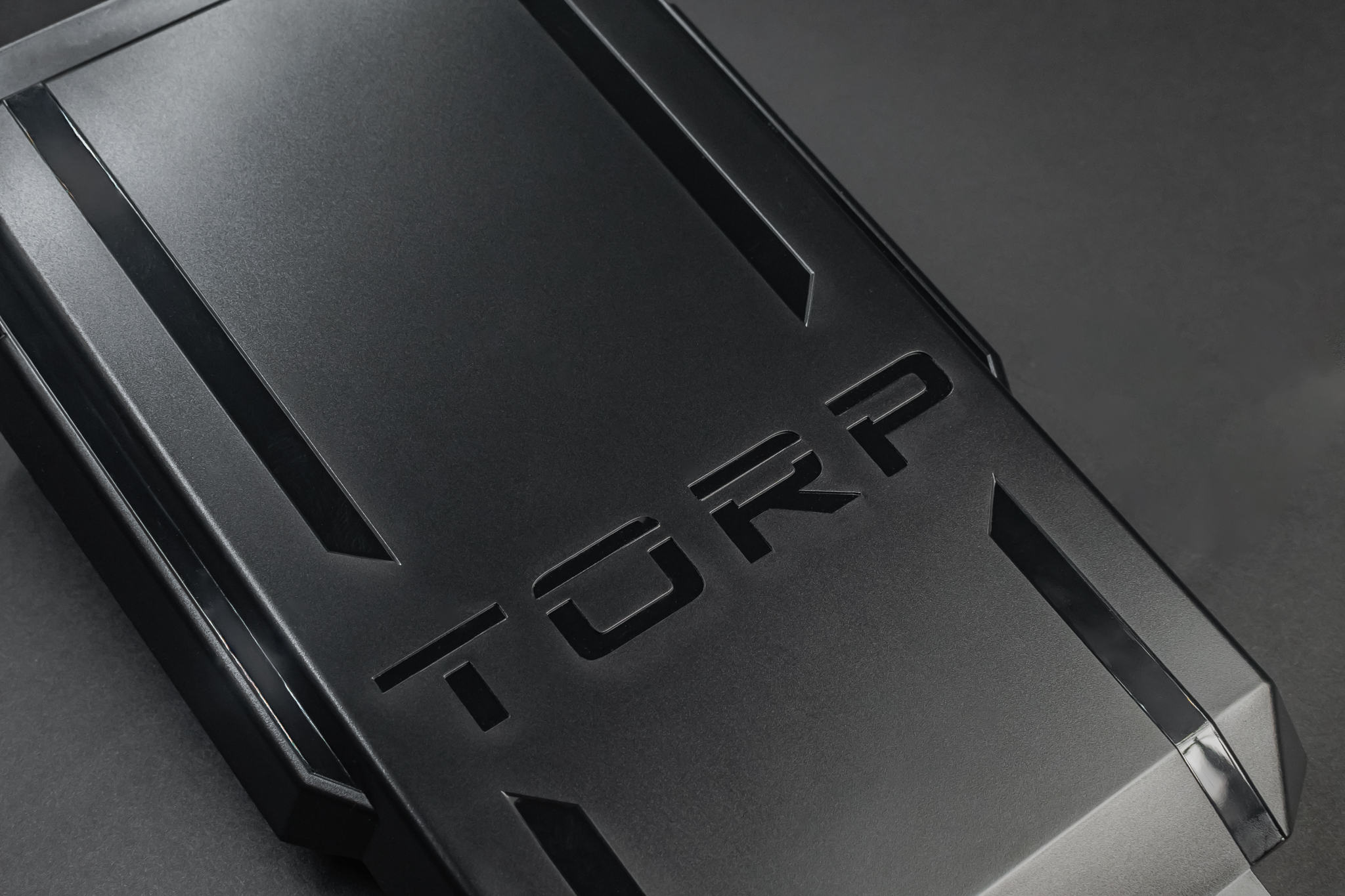 Talaria MX5 plastikinis gaubtas (plastic shield) šoninis vaizdas