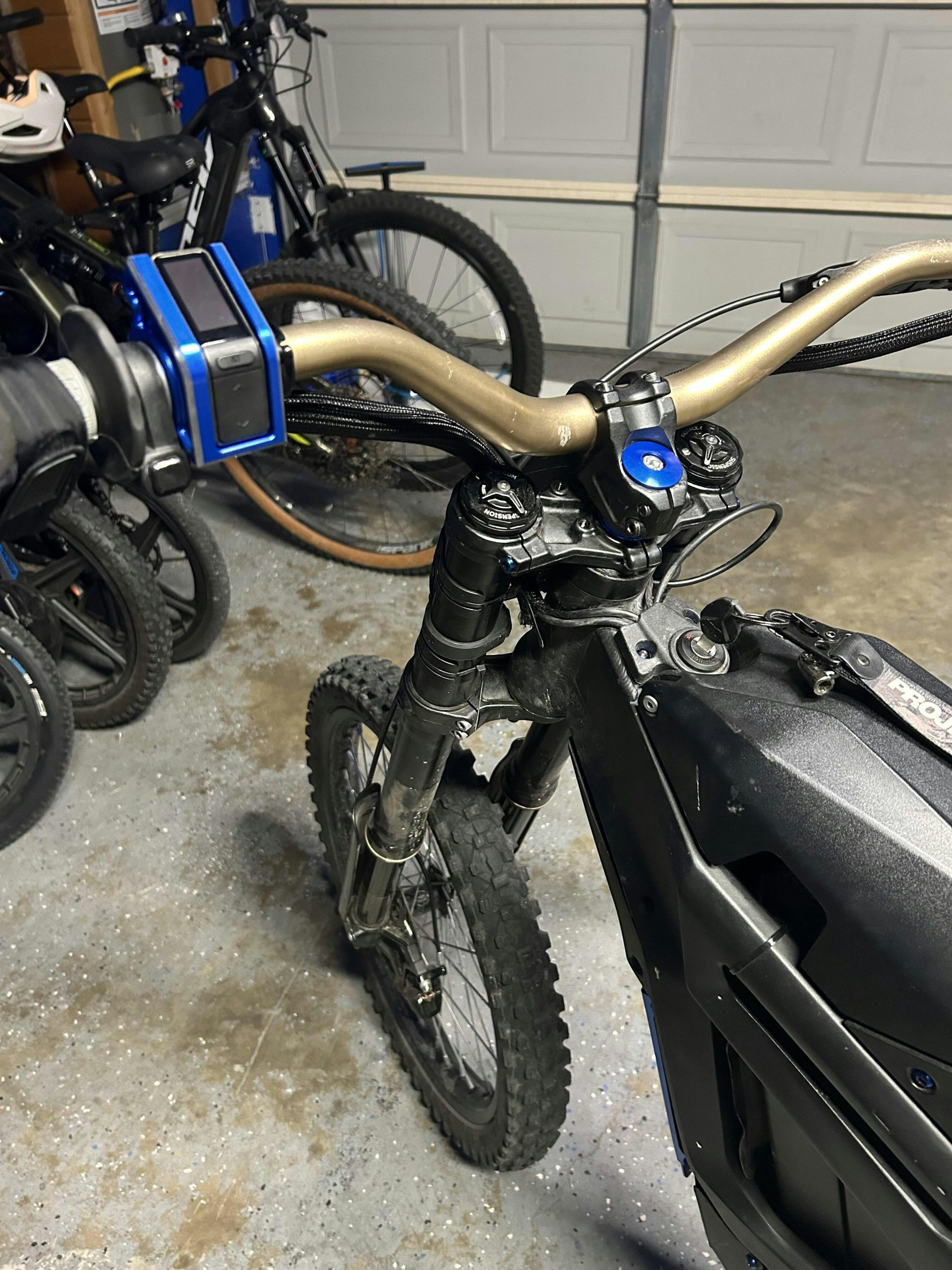 Aliumininis vairo kolonėlės ribotuvas Sur-Ron Talaria detalės vaizdas