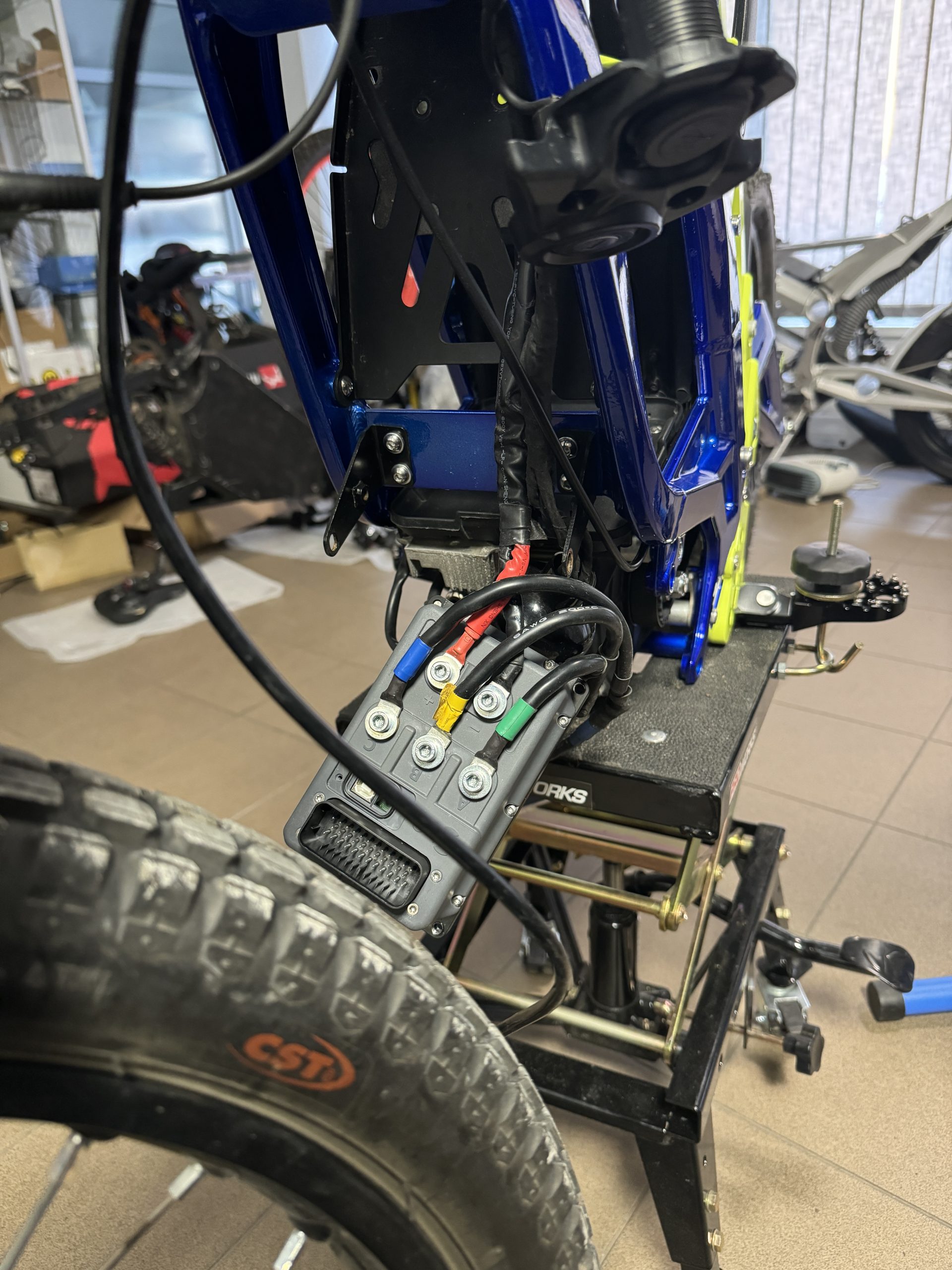 Sur-Ron valdiklio ir baterijos elektros diagnostika ant remonto stovo FabiRide servise