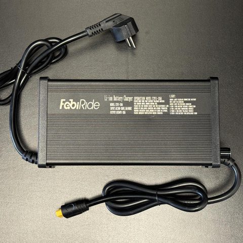 Įkroviklis 80V 20A reguliuojamas su LCD ekranu, rodančiu įtampą ir srovę, vaizdas iš priekio