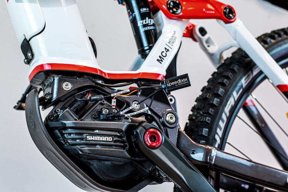 SpeedBox 1.3 tuning chip installed in the E-Tube chain of a Shimano EP8 e-bike