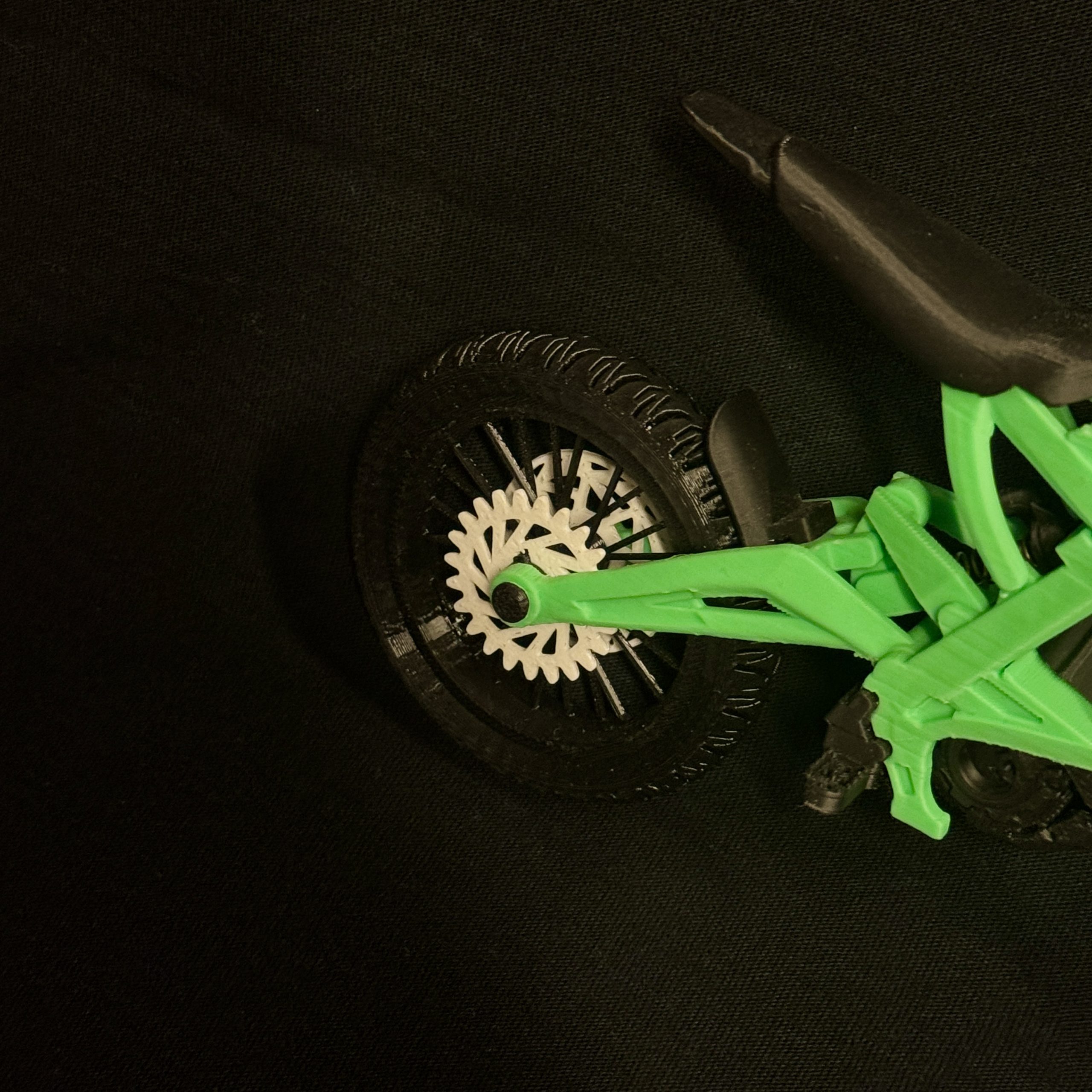 SurRon Mini 3D pasukamas vairas su priekiniu ratu, artimas planas