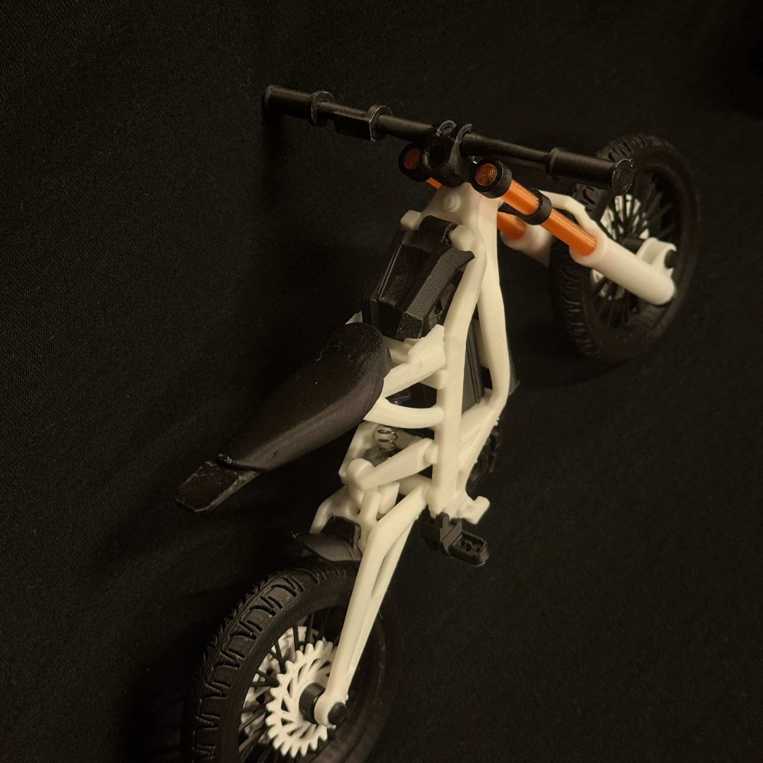 SurRon Mini 3D modelis su Fox 40 šakėmis ir variklio dangčiu