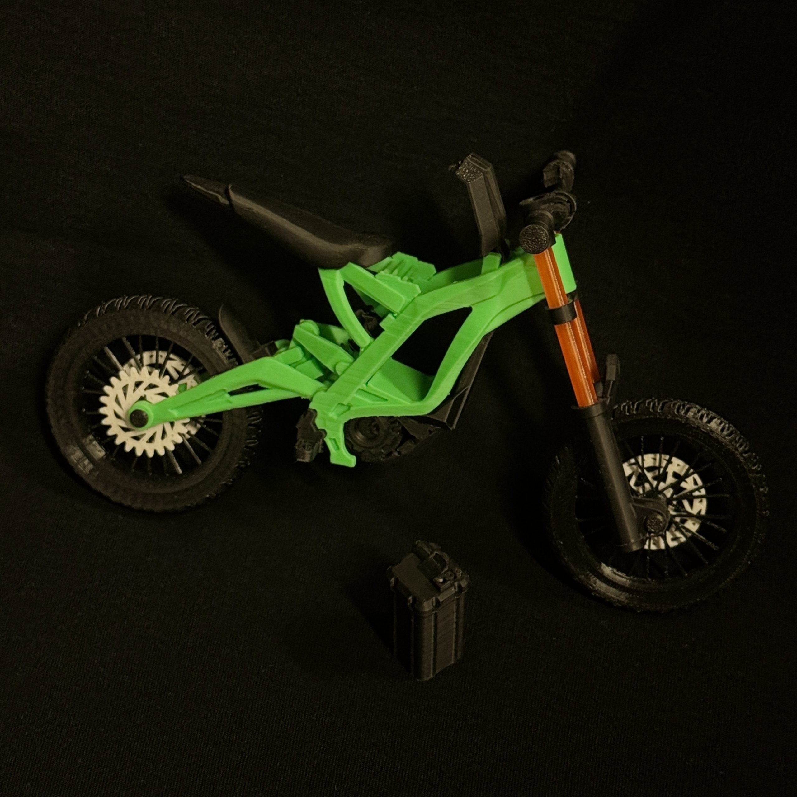 SurRon Mini 3D nuimamas baterijos blokas išimtas iš modelio rėmo