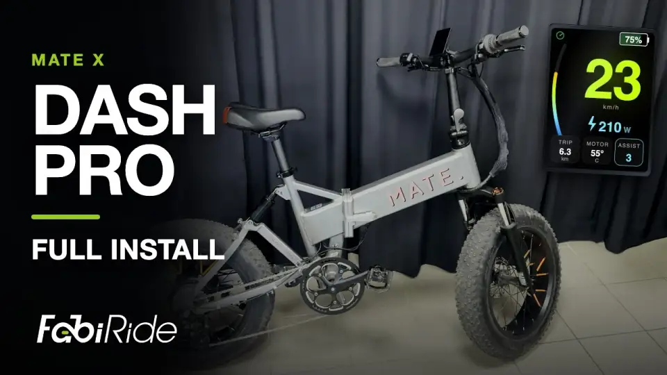 FabiRide Dash Pro šalia sulankstomo MATE X elektrinio dviračio, MATE X montavimo vaizdo įrašo viršelis.